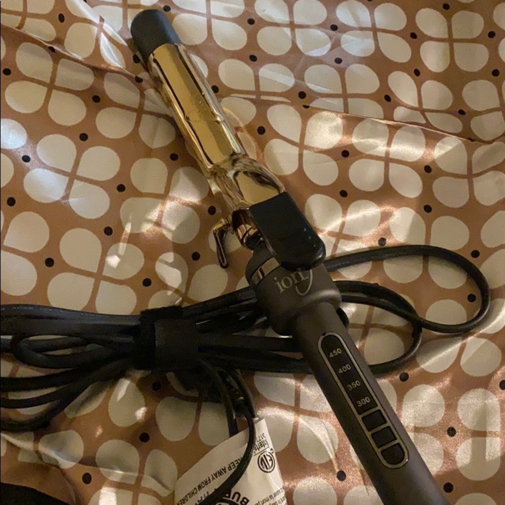 Ion curling iron